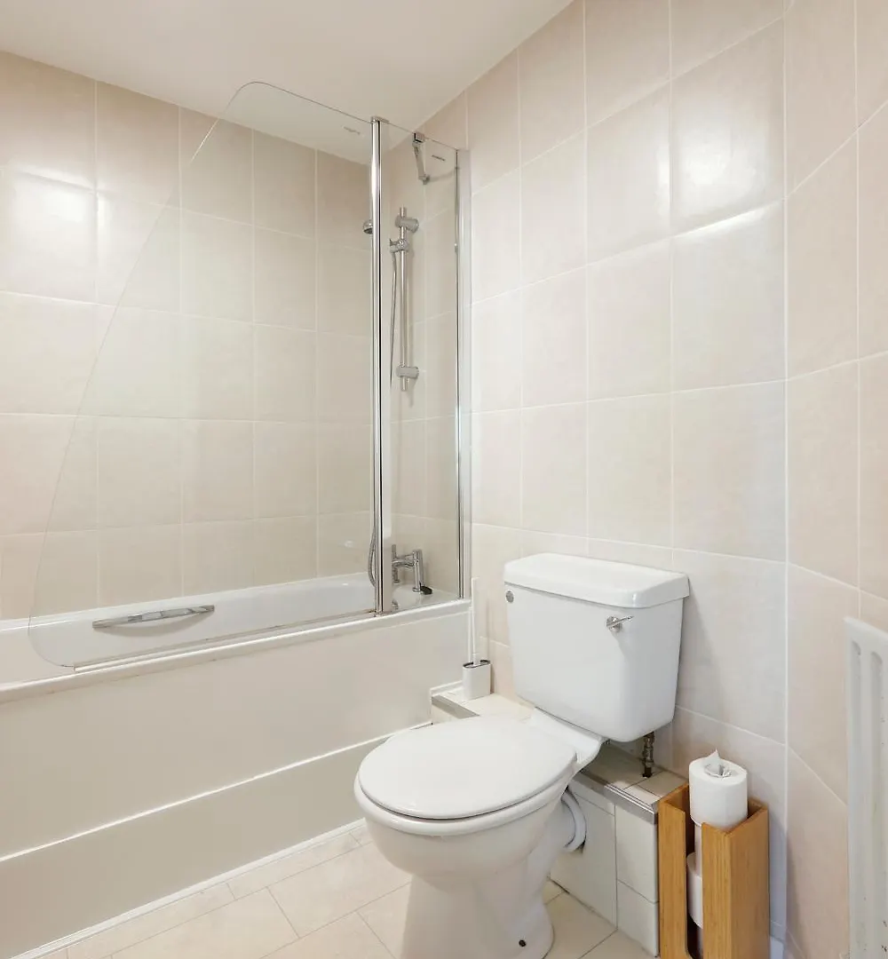 2Br Apartment With Balcony On Brighton Marina