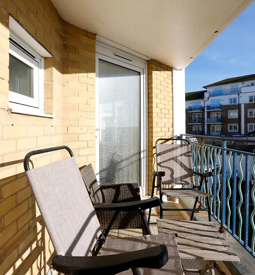 2Br Apartment With Balcony On Brighton Marina