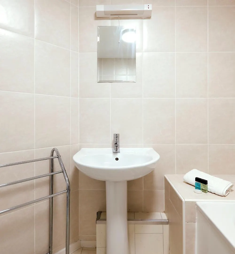 2Br Apartment With Balcony On Brighton Marina