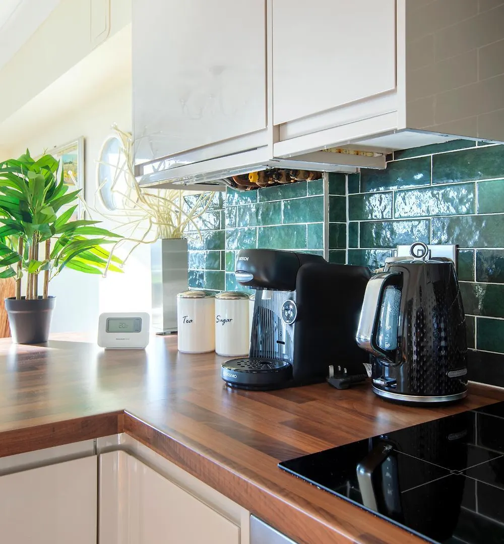 2Br Apartment With Balcony On Brighton Marina